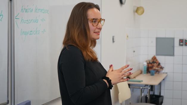 Studenti humanitních přípravných oborů se sešli s absolventkou ÚJOP, aby získali tipy pro své studium
